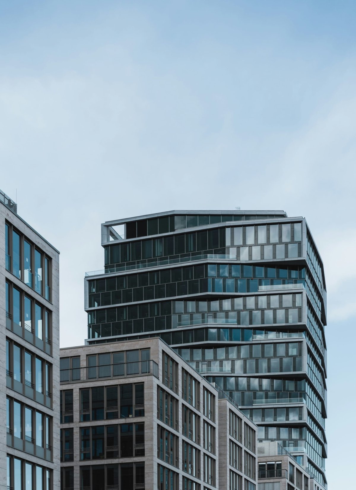 Moderne kantoorgebouwen met glazen gevels onder een blauwe lucht.
